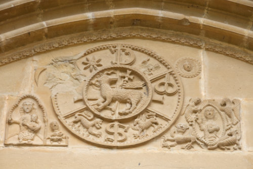 Crismon y natividad de la portada occidental de la iglesia de la Oliva